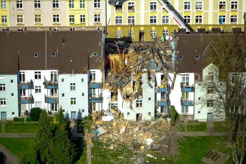 Dortmund from the bird's eye view: Explosion damages in Residential area of the multi-family house settlement Teutonenstrasse in the district Hoerde in Dortmund in the state North Rhine-Westphalia