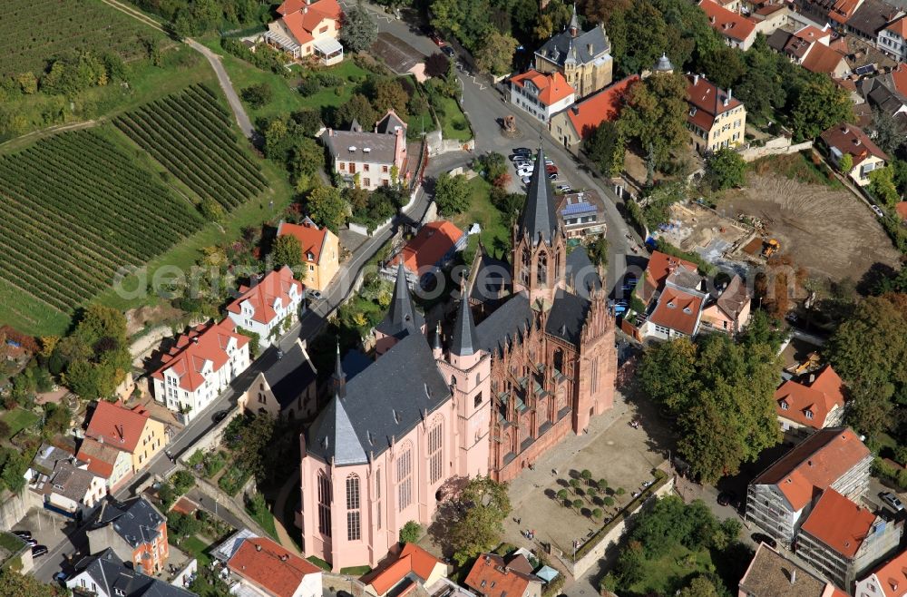 Aerial image Oppenheim - St. Catherine's Church in Oppenheim is one of the most important gothic churches in Germany. With the construction of the emblem of the city was probably begun by the city survey 1225th The church united in the style elements of Romanesque and Gothic architectural epoch late and is considered the most important Gothic church in the region. In the years 1959 to 1965 extensive renovations were carried out at the church