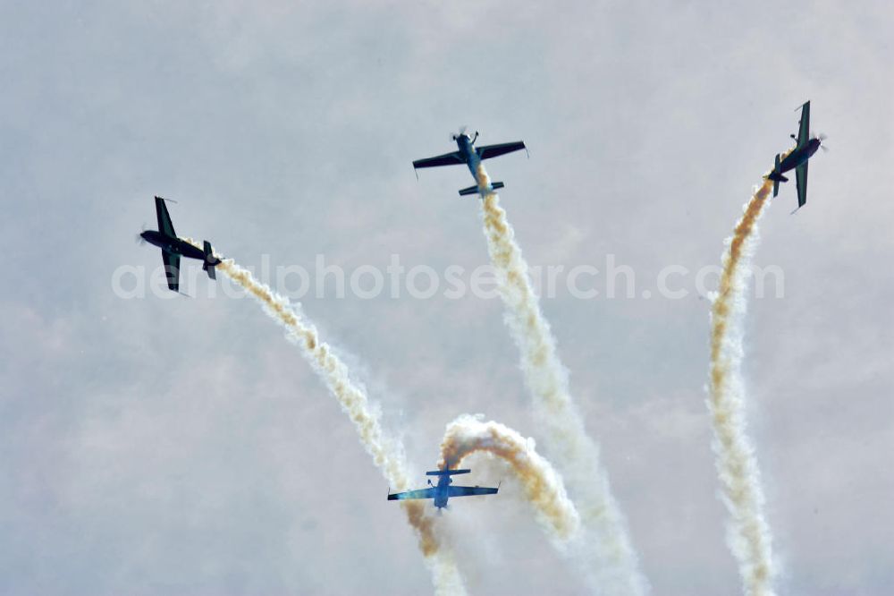 Aerial image Biscarrosse - Formationsflug mit Flugzeugen / Kunstflugzeugen vom Typ Extra 300 über dem Flughafen Biscarrosse LFBS in Frankreich. Formation flight with aerobatic aircrafts over the Biscarosse airport in France.