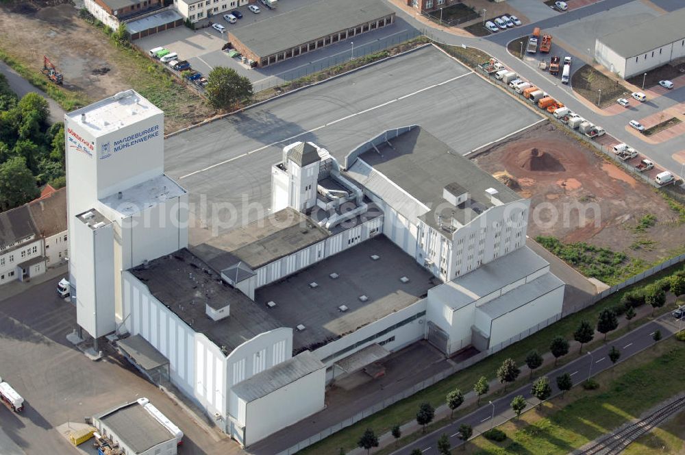 Aerial photograph Magdeburg - Blick auf die Fabrik der Magdeburger Mühlenwerke GmbH im Stadtteil Alte Neustadt. Die Mühlenwerke nahmen 1896 ihren Betrieb auf und wurden bis heute stetig erweitert. Kontakt: Magdeburger Mühlenwerke GmbH, Schartaustraße 1-3, 39106 Magdeburg, Tel. +49(0 391 53286-0, Fax +49(0 391 53286-30, email: info@magdeburger-muehle.de