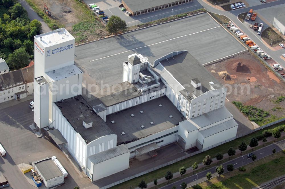 Magdeburg from above - Blick auf die Fabrik der Magdeburger Mühlenwerke GmbH im Stadtteil Alte Neustadt. Die Mühlenwerke nahmen 1896 ihren Betrieb auf und wurden bis heute stetig erweitert. Kontakt: Magdeburger Mühlenwerke GmbH, Schartaustraße 1-3, 39106 Magdeburg, Tel. +49(0 391 53286-0, Fax +49(0 391 53286-30, email: info@magdeburger-muehle.de