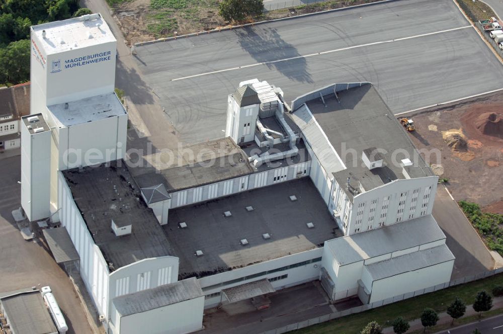 Magdeburg from the bird's eye view: Blick auf die Fabrik der Magdeburger Mühlenwerke GmbH im Stadtteil Alte Neustadt. Die Mühlenwerke nahmen 1896 ihren Betrieb auf und wurden bis heute stetig erweitert. Kontakt: Magdeburger Mühlenwerke GmbH, Schartaustraße 1-3, 39106 Magdeburg, Tel. +49(0 391 53286-0, Fax +49(0 391 53286-30, email: info@magdeburger-muehle.de