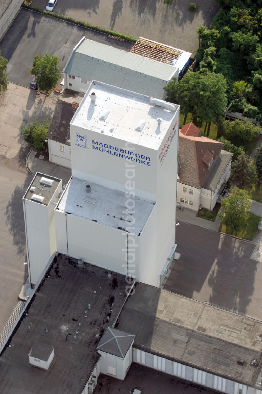 Aerial photograph Magdeburg - Blick auf die Fabrik der Magdeburger Mühlenwerke GmbH im Stadtteil Alte Neustadt. Die Mühlenwerke nahmen 1896 ihren Betrieb auf und wurden bis heute stetig erweitert. Kontakt: Magdeburger Mühlenwerke GmbH, Schartaustraße 1-3, 39106 Magdeburg, Tel. +49(0 391 53286-0, Fax +49(0 391 53286-30, email: info@magdeburger-muehle.de