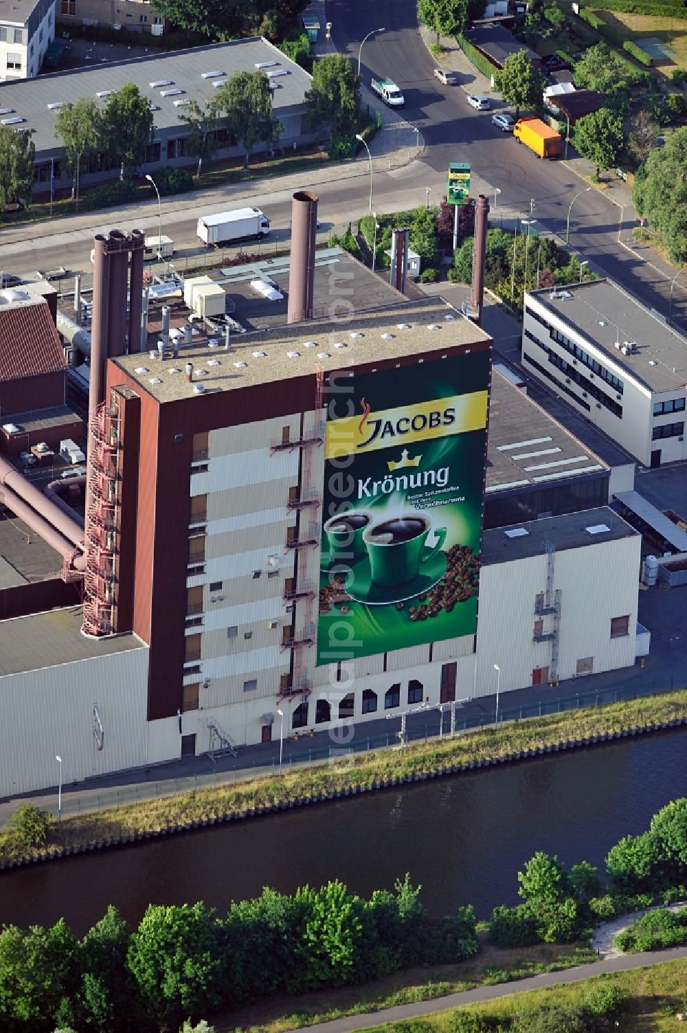 Aerial image Berlin - Factory of Kraft Foods GmbH with the logo of Jacobs Krönung on Nobel St. in Berlin Treptow