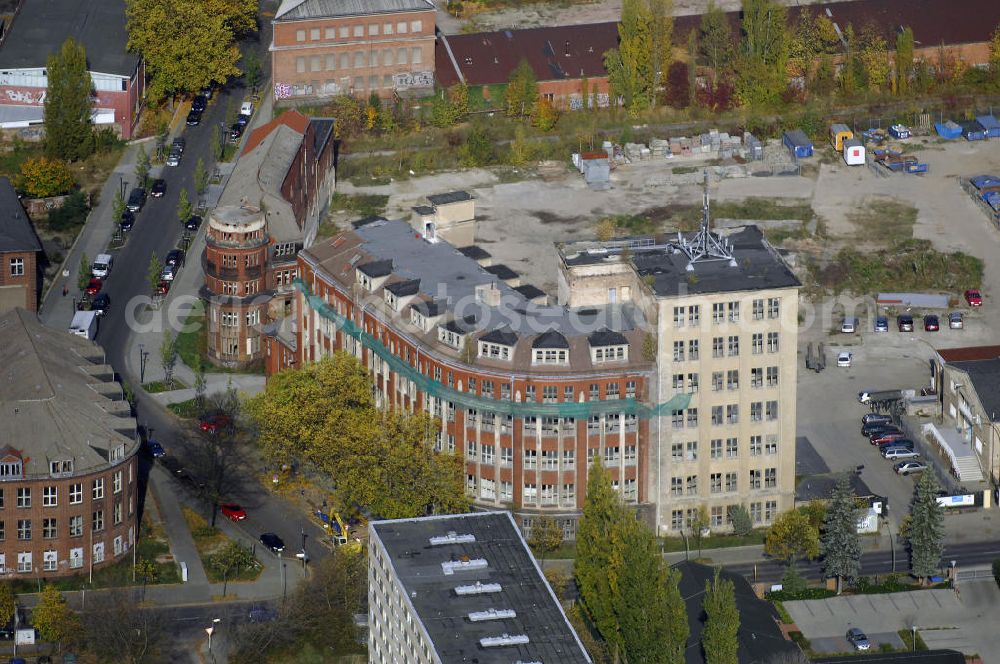 Aerial photograph Berlin - Blick auf die Fabrikgebäude der NILES Werke und Bezirksamt Weißensee in Berlin. Die Deutsche Niles-Werkzeugmaschinen Fabrik Ag wurde im Jahr 1898 gegründet. Im Jahr 1909 wurde das Grundstück der Kugellagerfabrik in Weissensee übernommen. Nach dem Zweiten Weltkrieg war vieles zerstört und Umstrukturierungen folgten. Die Gründung einer Berufsschule 1950 erfolgte zur Sicherung des Facharbeiternachwuchses. Im August 1991 wurde die NILES Aus- und Weiterbildung Gemeinnützige Gesellschaft gegründet, die aus der Betriebsschule hervor ging. Kontakt: NILES Aus- und Weiterbildung gGmbH, Gehringstraße 39, 13088 Berlin, Tel. +49(0)30 962482 0, Email: info@niles-aw.de