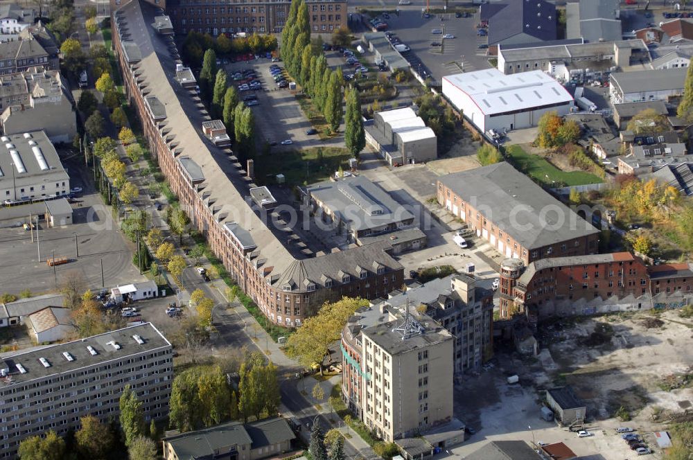 Berlin from above - Blick auf die Fabrikgebäude der NILES Werke und Bezirksamt Weißensee in Berlin. Die Deutsche Niles-Werkzeugmaschinen Fabrik Ag wurde im Jahr 1898 gegründet. Im Jahr 1909 wurde das Grundstück der Kugellagerfabrik in Weissensee übernommen. Nach dem Zweiten Weltkrieg war vieles zerstört und Umstrukturierungen folgten. Die Gründung einer Berufsschule 1950 erfolgte zur Sicherung des Facharbeiternachwuchses. Im August 1991 wurde die NILES Aus- und Weiterbildung Gemeinnützige Gesellschaft gegründet, die aus der Betriebsschule hervor ging. Kontakt: NILES Aus- und Weiterbildung gGmbH, Gehringstraße 39, 13088 Berlin, Tel. +49(0)30 962482 0, Email: info@niles-aw.de