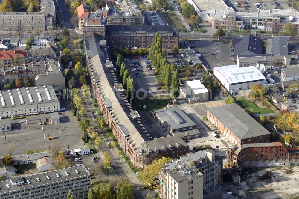 Berlin from the bird's eye view: Blick auf die Fabrikgebäude der NILES Werke und Bezirksamt Weißensee in Berlin. Die Deutsche Niles-Werkzeugmaschinen Fabrik Ag wurde im Jahr 1898 gegründet. Im Jahr 1909 wurde das Grundstück der Kugellagerfabrik in Weissensee übernommen. Nach dem Zweiten Weltkrieg war vieles zerstört und Umstrukturierungen folgten. Die Gründung einer Berufsschule 1950 erfolgte zur Sicherung des Facharbeiternachwuchses. Im August 1991 wurde die NILES Aus- und Weiterbildung Gemeinnützige Gesellschaft gegründet, die aus der Betriebsschule hervor ging. Kontakt: NILES Aus- und Weiterbildung gGmbH, Gehringstraße 39, 13088 Berlin, Tel. +49(0)30 962482 0, Email: info@niles-aw.de