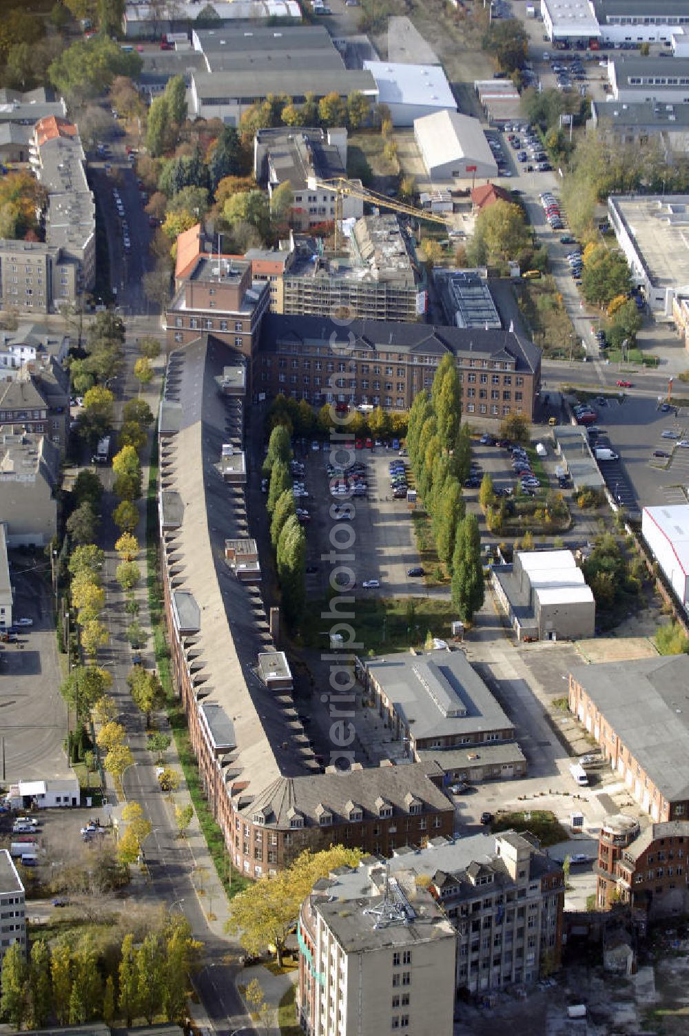 Aerial image Berlin - Blick auf die Fabrikgebäude der NILES Werke und Bezirksamt Weißensee in Berlin. Die Deutsche Niles-Werkzeugmaschinen Fabrik Ag wurde im Jahr 1898 gegründet. Im Jahr 1909 wurde das Grundstück der Kugellagerfabrik in Weissensee übernommen. Nach dem Zweiten Weltkrieg war vieles zerstört und Umstrukturierungen folgten. Die Gründung einer Berufsschule 1950 erfolgte zur Sicherung des Facharbeiternachwuchses. Im August 1991 wurde die NILES Aus- und Weiterbildung Gemeinnützige Gesellschaft gegründet, die aus der Betriebsschule hervor ging. Kontakt: NILES Aus- und Weiterbildung gGmbH, Gehringstraße 39, 13088 Berlin, Tel. +49(0)30 962482 0, Email: info@niles-aw.de