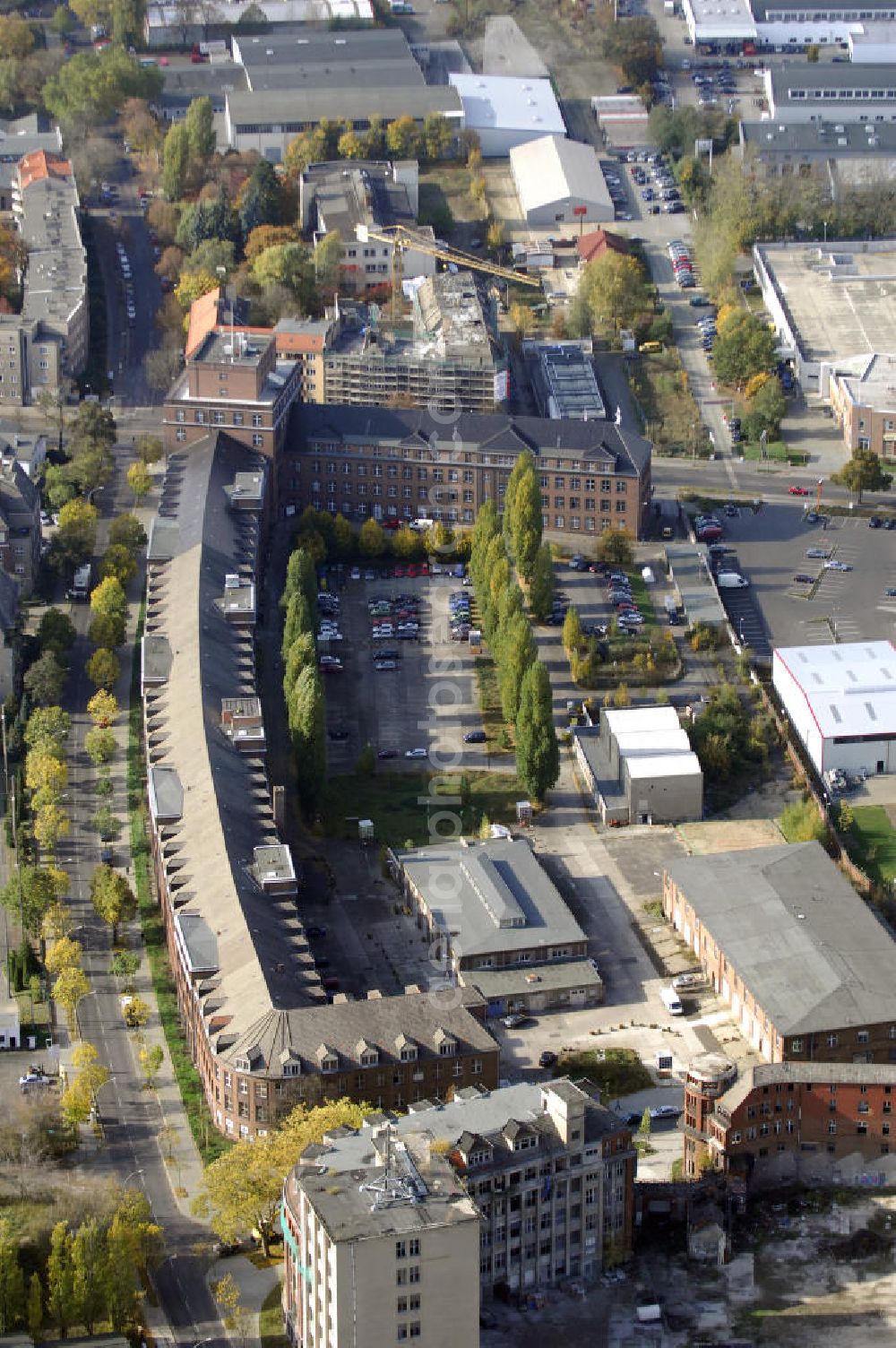 Aerial photograph Berlin - Blick auf die Fabrikgebäude der NILES Werke und Bezirksamt Weißensee in Berlin. Die Deutsche Niles-Werkzeugmaschinen Fabrik Ag wurde im Jahr 1898 gegründet. Im Jahr 1909 wurde das Grundstück der Kugellagerfabrik in Weissensee übernommen. Nach dem Zweiten Weltkrieg war vieles zerstört und Umstrukturierungen folgten. Die Gründung einer Berufsschule 1950 erfolgte zur Sicherung des Facharbeiternachwuchses. Im August 1991 wurde die NILES Aus- und Weiterbildung Gemeinnützige Gesellschaft gegründet, die aus der Betriebsschule hervor ging. Kontakt: NILES Aus- und Weiterbildung gGmbH, Gehringstraße 39, 13088 Berlin, Tel. +49(0)30 962482 0, Email: info@niles-aw.de