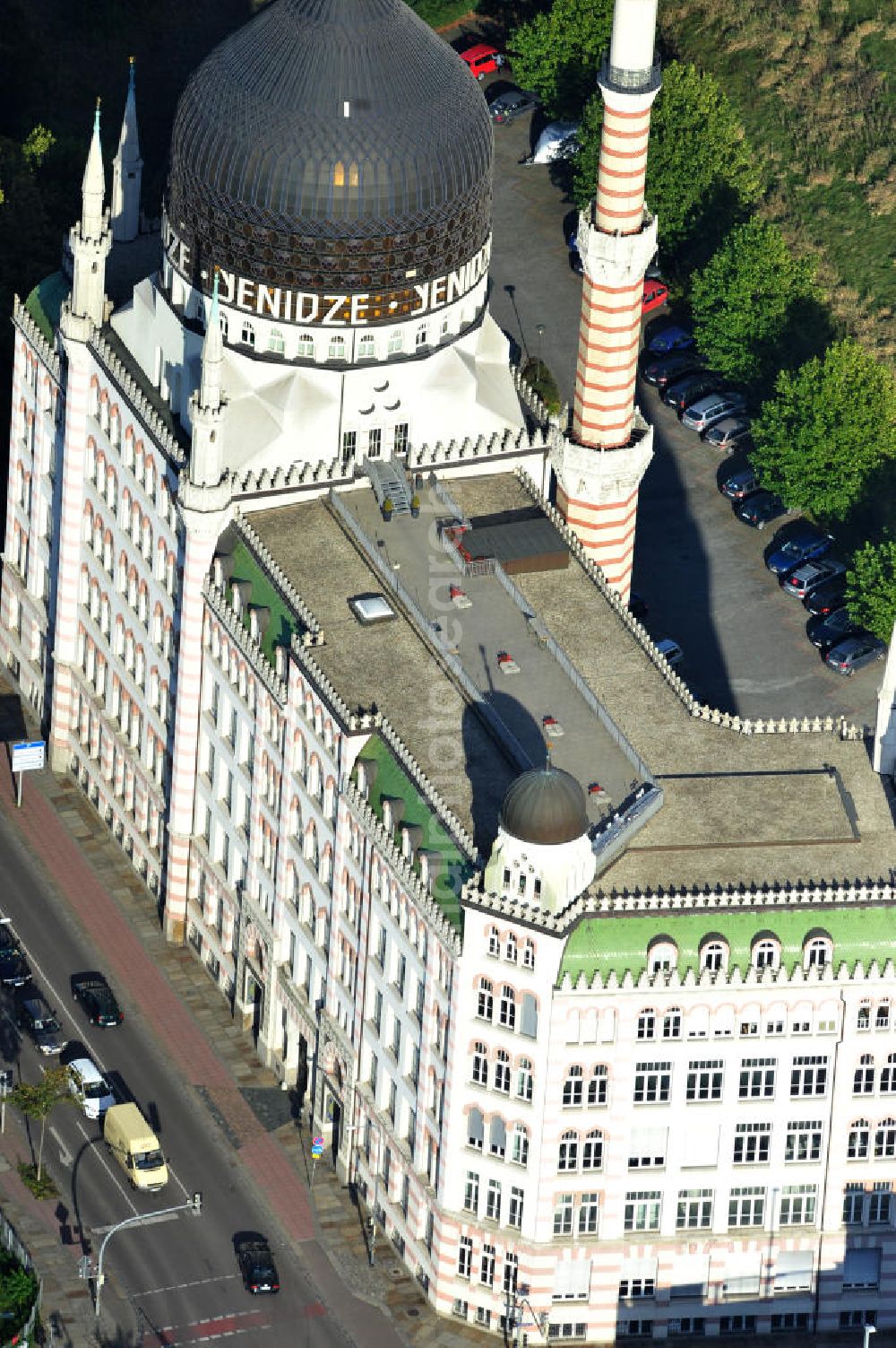 Dresden from above - Die Tabakmoschee Yenidze an der Magdeburger Straße, nahe der Marienbrücke war ursprünglich eine Zigarettenfabrik. Nach einer Sanierung wurde die Yenidze im Jahr Bürogebäude wiedereröffnet. Unter der Kuppel ist ein Restaurant und im Keller der Yenidze eine Diskothek eingerichtet. The tobacco Yenidze mosque at the Magdeburg Street, near St. Mary's bridge was originally a cigarette factory. After a reorganization the building was ropened as an office building.