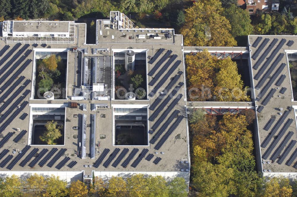 Aerial photograph Berlin - Blick auf das Gebäude vom Fachbereich Physik der FU Berlin. Die Freie Universität Berlin ist die zweitgrößte der vier Universitäten Berlins. Sie wurde 1948 gegründet und hat ihren Sitz in Berlin-Dahlem. Sie gehört zu den neun deutschen Universitäten, die im Rahmen der Exzellenzinitiative in die dritte Förderlinie aufgenommen wurden. Mit der Prämierung ihres Zukunftkonzepts „International Network University“ zählt sie zu den sogenannten „Eliteuniversitäten“. Kontakt: Freie Universität Berlin, Habelschwerdter Allee 45, 14195 Berlin, Tel. +49(0)30 838 1