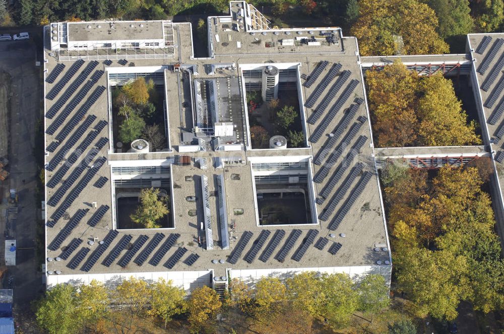 Berlin from above - Blick auf das Gebäude vom Fachbereich Physik der FU Berlin. Die Freie Universität Berlin ist die zweitgrößte der vier Universitäten Berlins. Sie wurde 1948 gegründet und hat ihren Sitz in Berlin-Dahlem. Sie gehört zu den neun deutschen Universitäten, die im Rahmen der Exzellenzinitiative in die dritte Förderlinie aufgenommen wurden. Mit der Prämierung ihres Zukunftkonzepts „International Network University“ zählt sie zu den sogenannten „Eliteuniversitäten“. Kontakt: Freie Universität Berlin, Habelschwerdter Allee 45, 14195 Berlin, Tel. +49(0)30 838 1