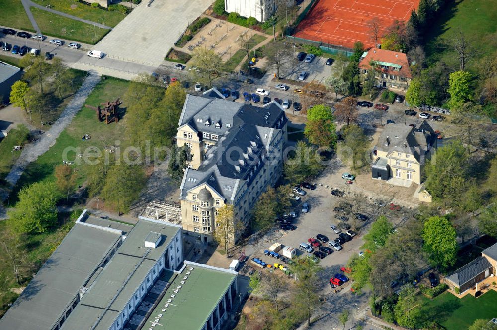 Aerial photograph Berlin - Der freistehende Altbau in der Boltzmannstraße ist dem Fachbereich Rechtswissenschaft angegliedert und beherbergt Hörsäle und Büros. The detached old building in Boltzmannstraße belongs to the faculcy of law and accomodates lecture halls and offices.