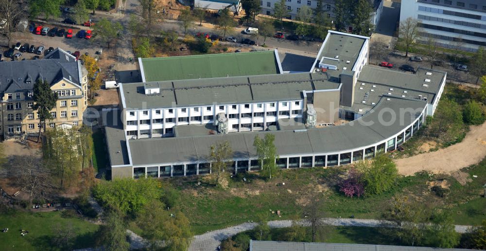 Berlin Dahlem from the bird's eye view: Gebäude des Fachbereich Rechtswissenschaft an der Freien Universiät FU. Hier befindet sich sowohl die Fachbereichsbibliothek als auch die Lehrräume / Vorlesungsäle / Hörsäle für die Jurastudenten. Building of the jurisprudence faculcy of the Freie Universitaet Berlin. It accomodates the faculcy library as well as the lecture halls.