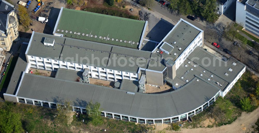 Aerial photograph Berlin Dahlem - Gebäude des Fachbereich Rechtswissenschaft an der Freien Universiät FU. Hier befindet sich sowohl die Fachbereichsbibliothek als auch die Lehrräume / Vorlesungsäle / Hörsäle für die Jurastudenten. Building of the jurisprudence faculcy of the Freie Universitaet Berlin. It accomodates the faculcy library as well as the lecture halls.