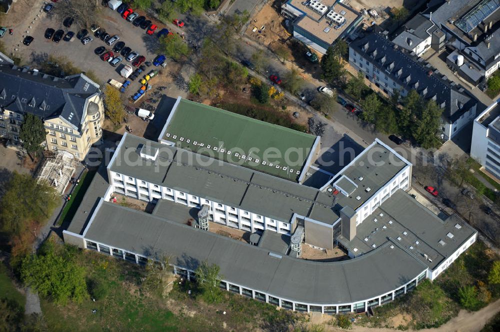 Berlin Dahlem from above - Gebäude des Fachbereich Rechtswissenschaft an der Freien Universiät FU. Hier befindet sich sowohl die Fachbereichsbibliothek als auch die Lehrräume / Vorlesungsäle / Hörsäle für die Jurastudenten. Building of the jurisprudence faculcy of the Freie Universitaet Berlin. It accomodates the faculcy library as well as the lecture halls.