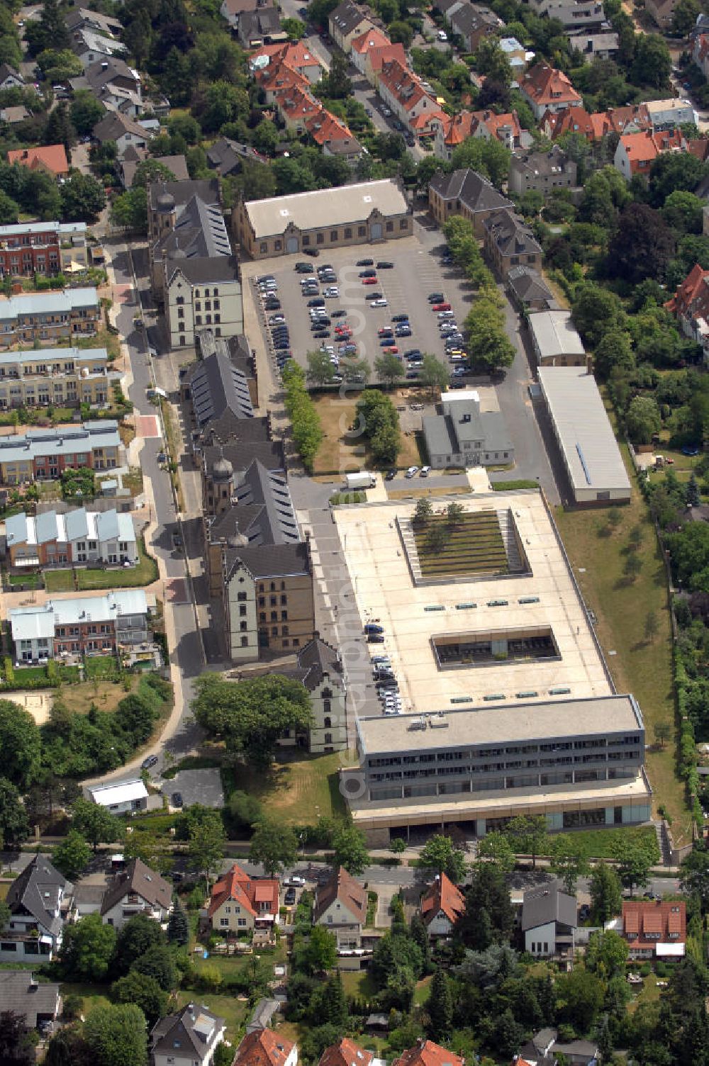 Osnabrück from above - Blick auf das Gelände der Fachhochschule Osnabrück. Ist seit 2003 Stiftungshochschule mit 78 Studienprogrammen und international anerkannten Studienabschlüssen. Kontakt: Fachhochschule Osnabrück, Caprivistr. 30 A, 49076 Osnabrück, Tel. +49(0)541 969 2066, Email: webmaster@fh-osnabrueck.de