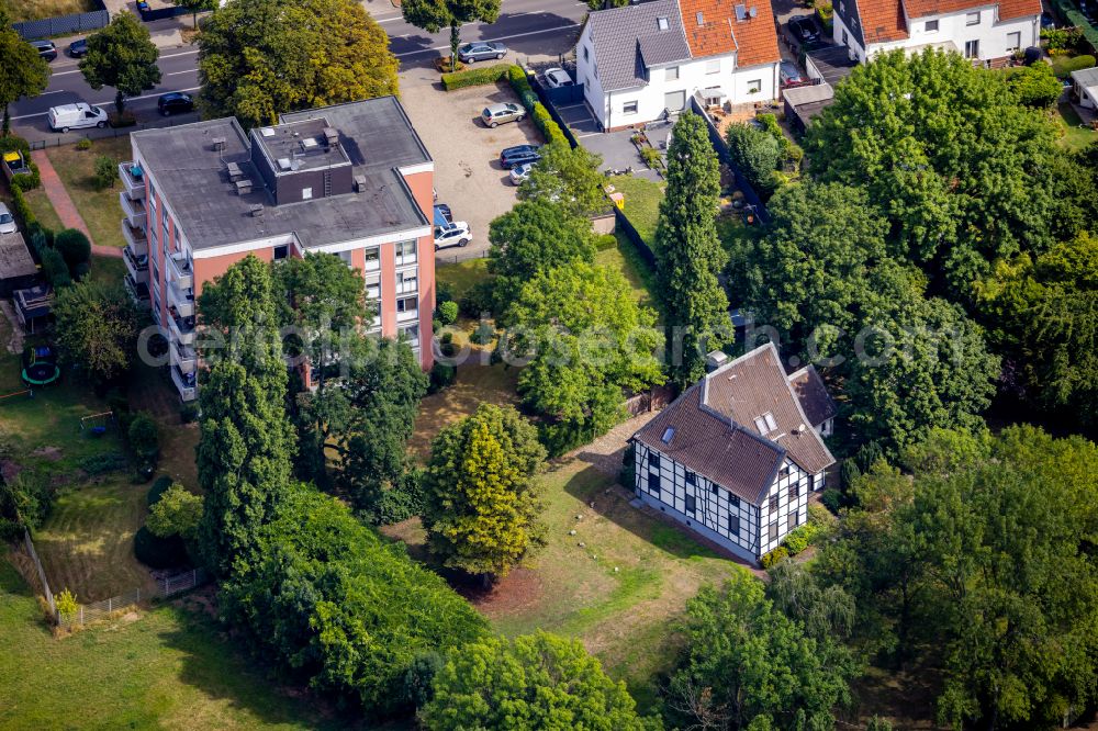 Mülheim an der Ruhr from the bird's eye view: Half-timbered house and multi-family house- residential area in Muelheim on the Ruhr at Ruhrgebiet in the state North Rhine-Westphalia, Germany