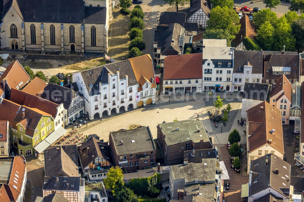 Aerial photograph Beckum - Half-timbered house and multi-family house- residential area in the old town area and inner city center on street Markt in Beckum at Ruhrgebiet in the state North Rhine-Westphalia, Germany