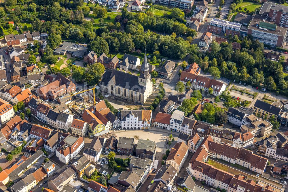 Beckum from the bird's eye view: Half-timbered house and multi-family house- residential area in the old town area and inner city center on street Markt in Beckum at Ruhrgebiet in the state North Rhine-Westphalia, Germany
