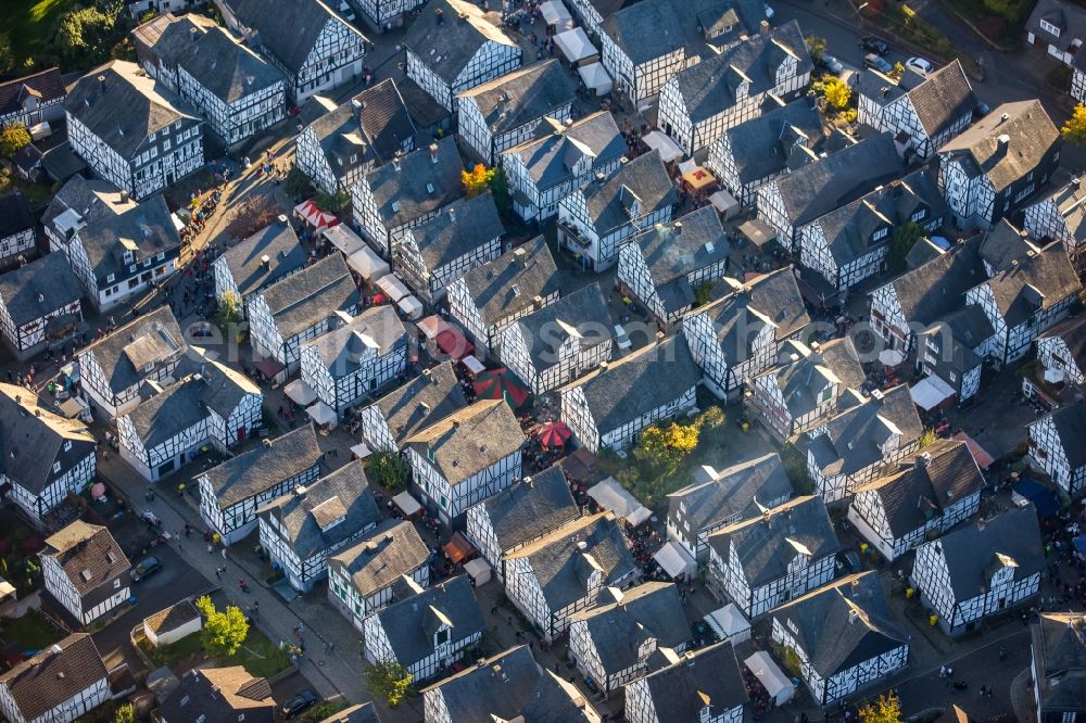 Aerial photograph Freudenberg - Half-timbered house and multi-family house- residential area in the old town area and inner city center Marktstrasse - Unterstrasse - Poststrasse in Freudenberg in the state North Rhine-Westphalia