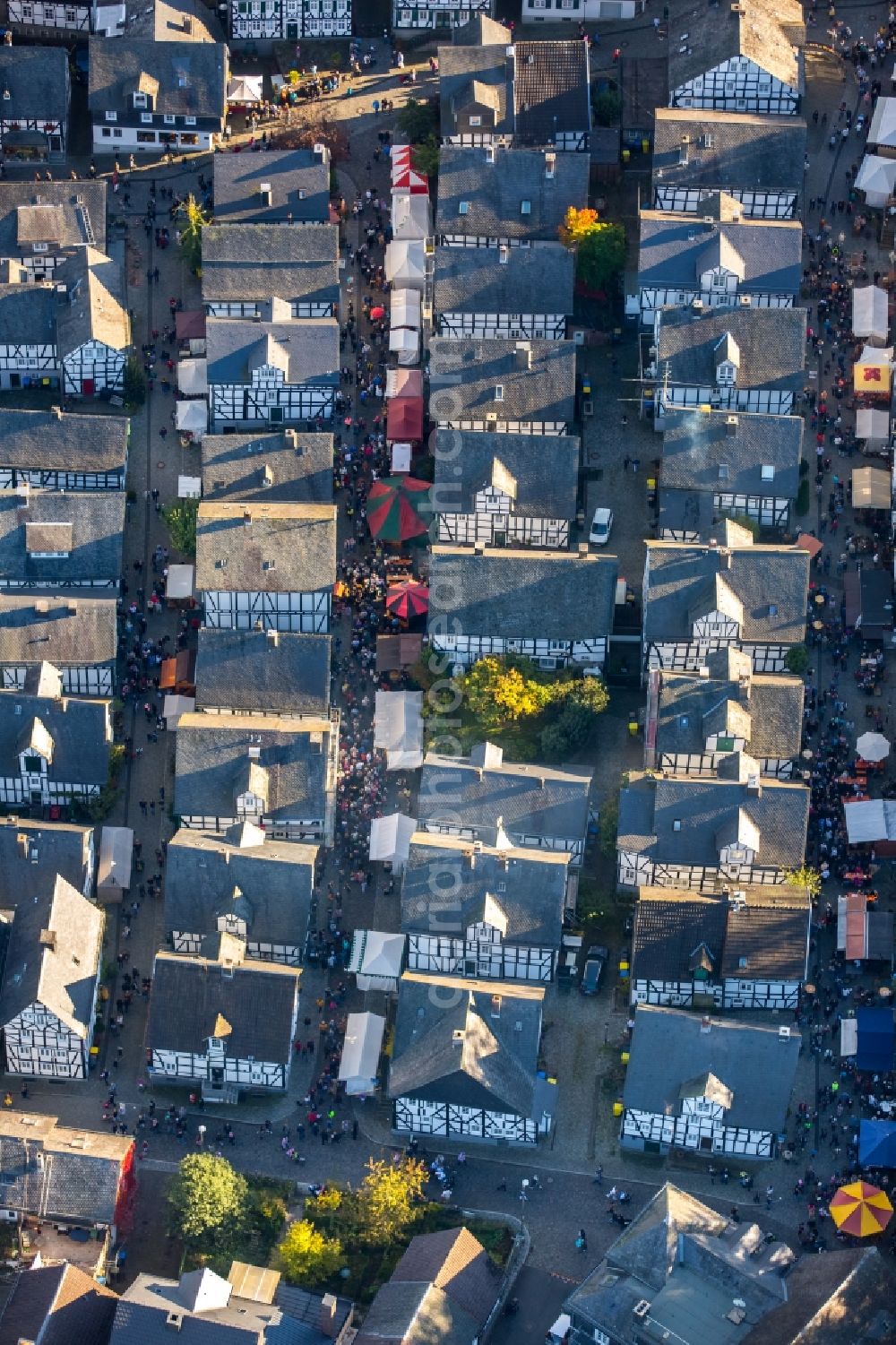 Freudenberg from the bird's eye view: Half-timbered house and multi-family house- residential area in the old town area and inner city center Marktstrasse - Unterstrasse - Poststrasse in Freudenberg in the state North Rhine-Westphalia