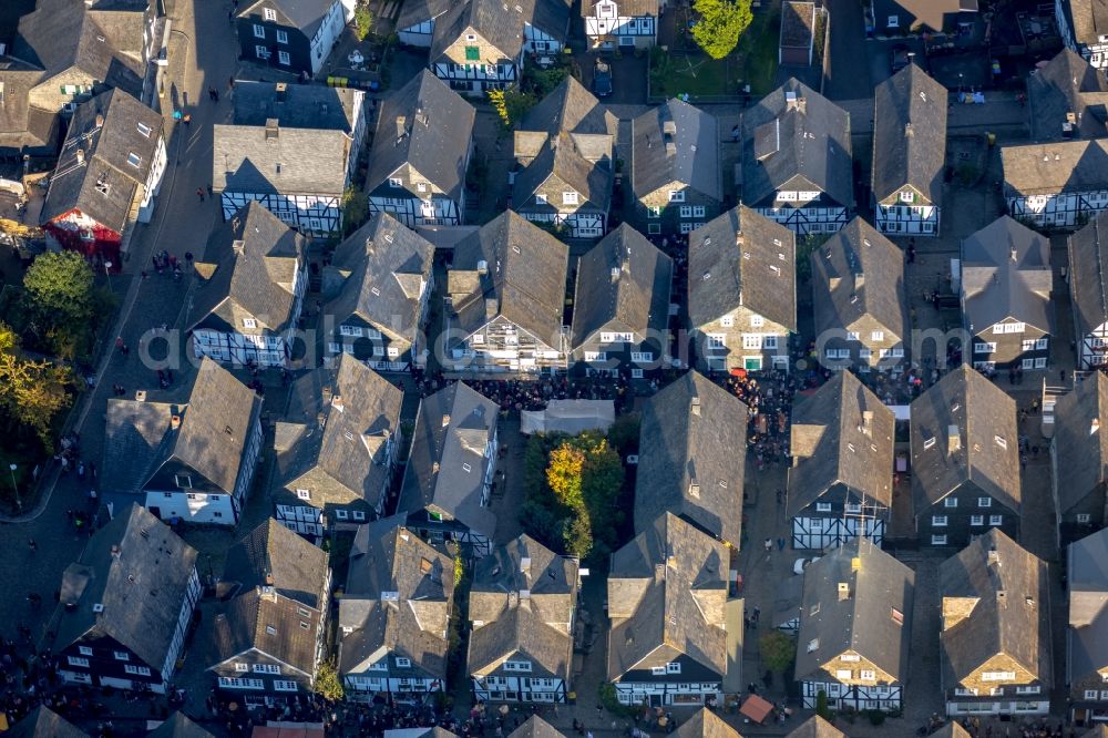 Aerial photograph Freudenberg - Half-timbered house and multi-family house- residential area in the old town area and inner city center Marktstrasse - Unterstrasse - Poststrasse in Freudenberg in the state North Rhine-Westphalia