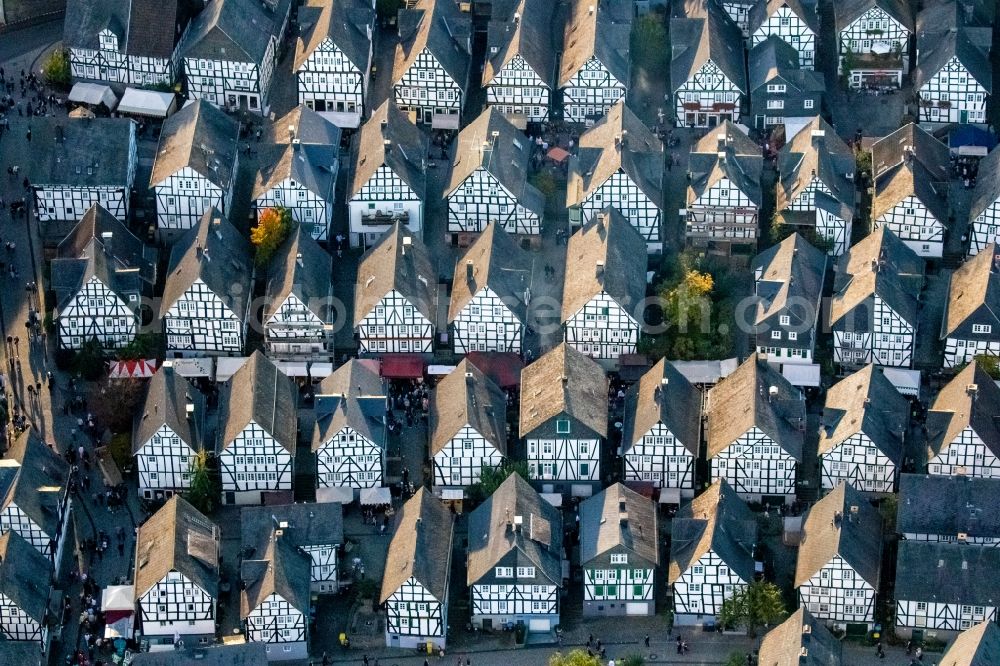 Freudenberg from the bird's eye view: Half-timbered house and multi-family house- residential area in the old town area and inner city center Marktstrasse - Unterstrasse - Poststrasse in Freudenberg in the state North Rhine-Westphalia