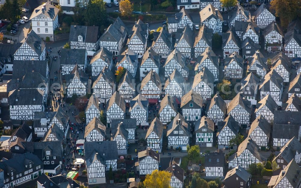 Aerial photograph Freudenberg - Half-timbered house and multi-family house- residential area in the old town area and inner city center Marktstrasse - Unterstrasse - Poststrasse in Freudenberg in the state North Rhine-Westphalia