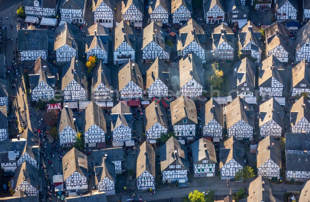 Freudenberg from the bird's eye view: Half-timbered house and multi-family house- residential area in the old town area and inner city center Marktstrasse - Unterstrasse - Poststrasse in Freudenberg in the state North Rhine-Westphalia