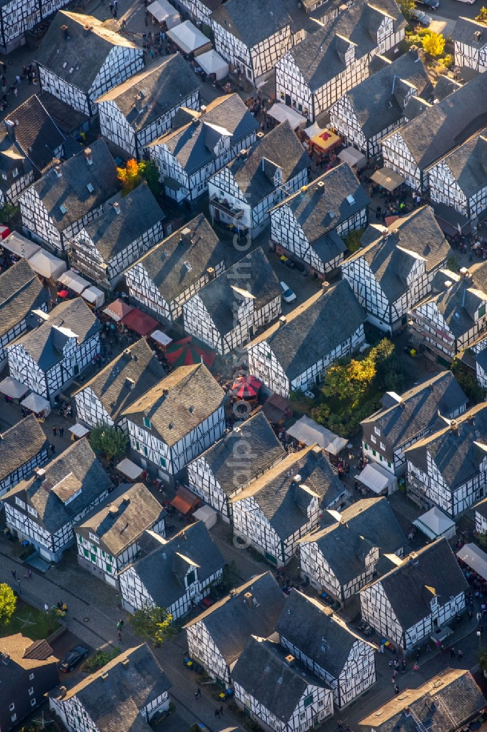 Aerial photograph Freudenberg - Half-timbered house and multi-family house- residential area in the old town area and inner city center Marktstrasse - Unterstrasse - Poststrasse in Freudenberg in the state North Rhine-Westphalia