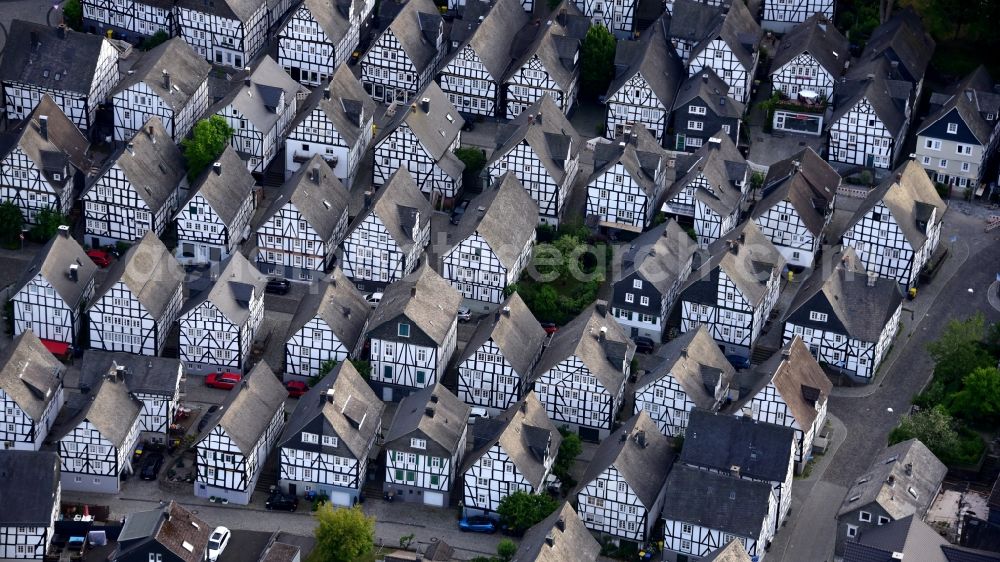 Aerial photograph Freudenberg - Half-timbered house and multi-family house- residential area in the old town area and inner city center Marktstrasse - Unterstrasse - Poststrasse in Freudenberg in the state North Rhine-Westphalia