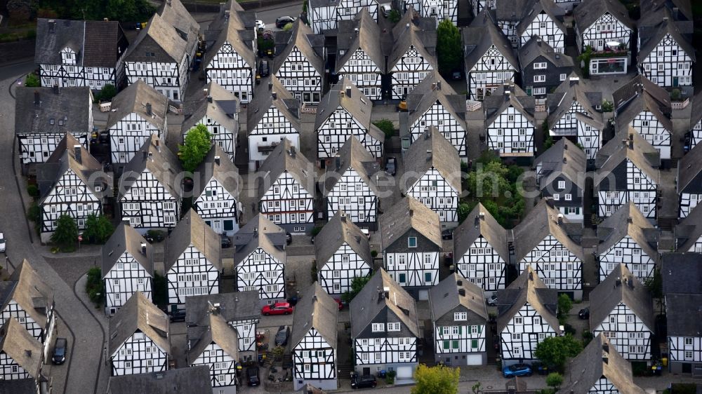 Aerial photograph Freudenberg - Half-timbered house and multi-family house- residential area in the old town area and inner city center Marktstrasse - Unterstrasse - Poststrasse in Freudenberg in the state North Rhine-Westphalia