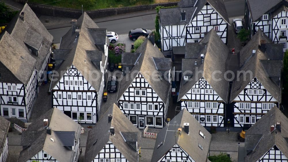 Freudenberg from the bird's eye view: Half-timbered house and multi-family house- residential area in the old town area and inner city center Marktstrasse - Unterstrasse - Poststrasse in Freudenberg in the state North Rhine-Westphalia