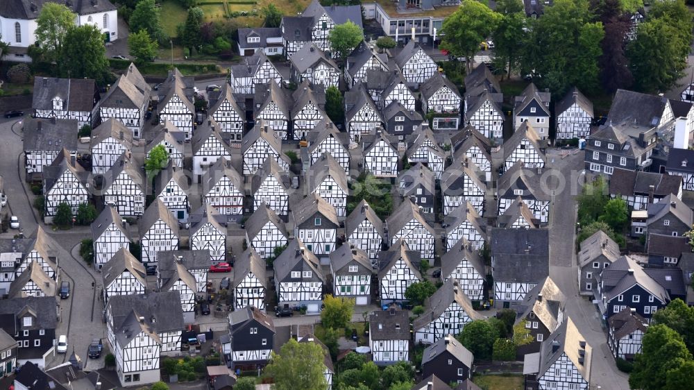 Freudenberg from the bird's eye view: Half-timbered house and multi-family house- residential area in the old town area and inner city center Marktstrasse - Unterstrasse - Poststrasse in Freudenberg in the state North Rhine-Westphalia