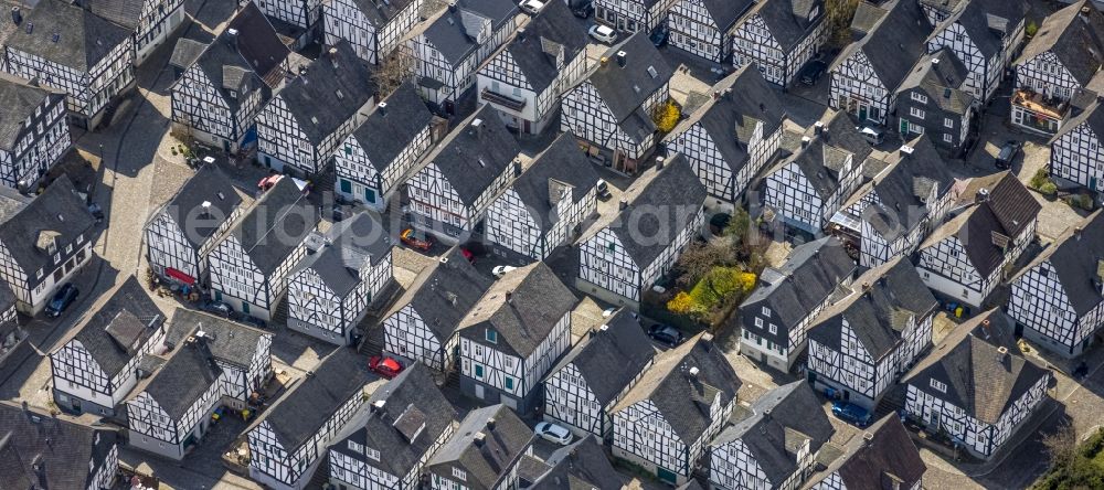 Aerial photograph Freudenberg - Half-timbered house and multi-family house- residential area in the old town area and inner city center in the district Alter Flecken in Freudenberg in the state North Rhine-Westphalia, Germany
