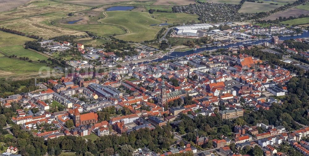 Aerial photograph Greifswald - Half-timbered house and block of flats residential area in the Old Town area and centre in Greifswald in the federal state Mecklenburg-West Pomerania