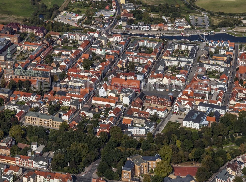 Greifswald from the bird's eye view: Half-timbered house and block of flats residential area in the Old Town area and centre in Greifswald in the federal state Mecklenburg-West Pomerania