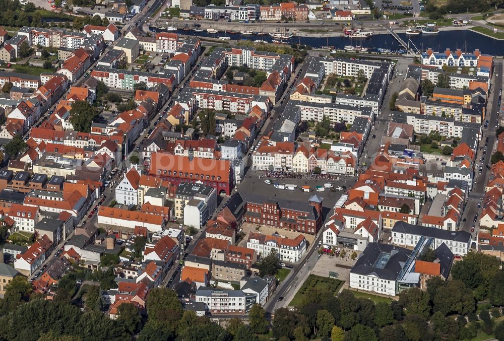 Aerial image Greifswald - Half-timbered house and block of flats residential area in the Old Town area and centre in Greifswald in the federal state Mecklenburg-West Pomerania