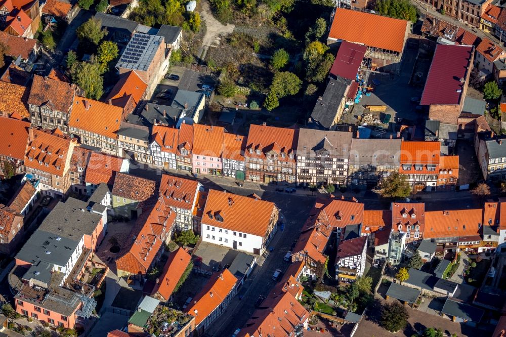 Quedlinburg from the bird's eye view: Half-timbered house and multi-family house- residential area in the old town area and inner city center in Quedlinburg in the state Saxony-Anhalt, Germany