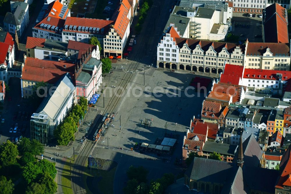 Rostock from the bird's eye view: Half-timbered house and multi-family house- residential area in the old town area and inner city center Neuer Markt in Rostock in the state Mecklenburg - Western Pomerania, Germany