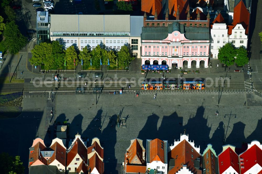 Aerial image Rostock - Half-timbered house and multi-family house- residential area in the old town area and inner city center Neuer Markt in Rostock in the state Mecklenburg - Western Pomerania, Germany