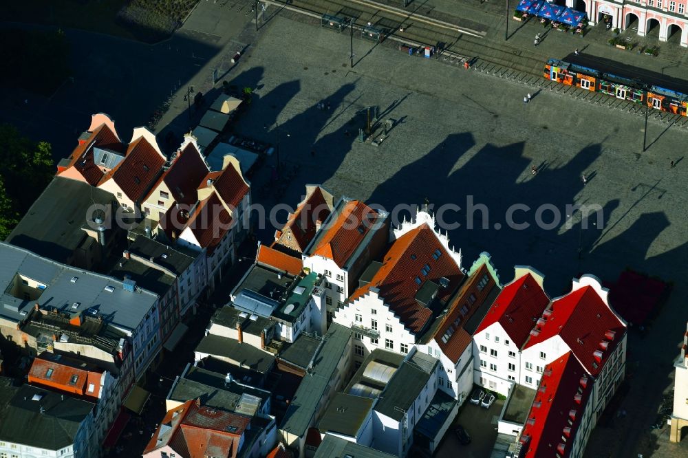 Aerial photograph Rostock - Half-timbered house and multi-family house- residential area in the old town area and inner city center Neuer Markt in Rostock in the state Mecklenburg - Western Pomerania, Germany
