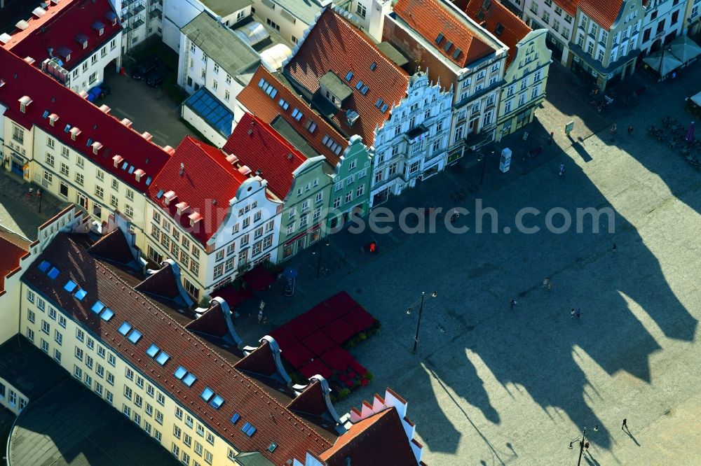 Rostock from the bird's eye view: Half-timbered house and multi-family house- residential area in the old town area and inner city center Neuer Markt in Rostock in the state Mecklenburg - Western Pomerania, Germany