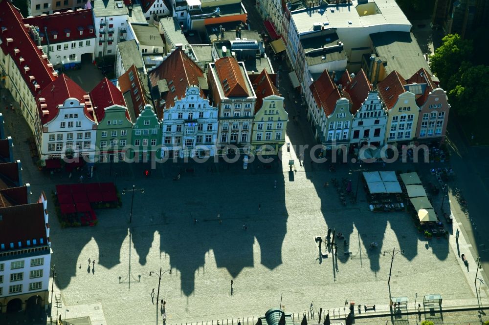 Aerial image Rostock - Half-timbered house and multi-family house- residential area in the old town area and inner city center Neuer Markt in Rostock in the state Mecklenburg - Western Pomerania, Germany