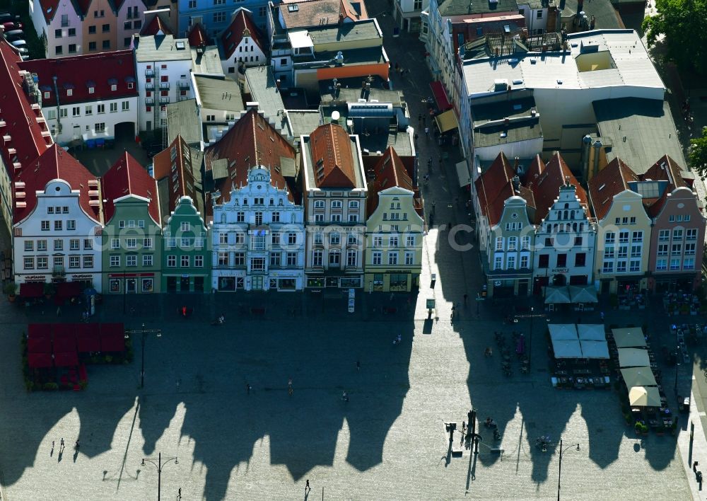 Aerial photograph Rostock - Half-timbered house and multi-family house- residential area in the old town area and inner city center Neuer Markt in Rostock in the state Mecklenburg - Western Pomerania, Germany