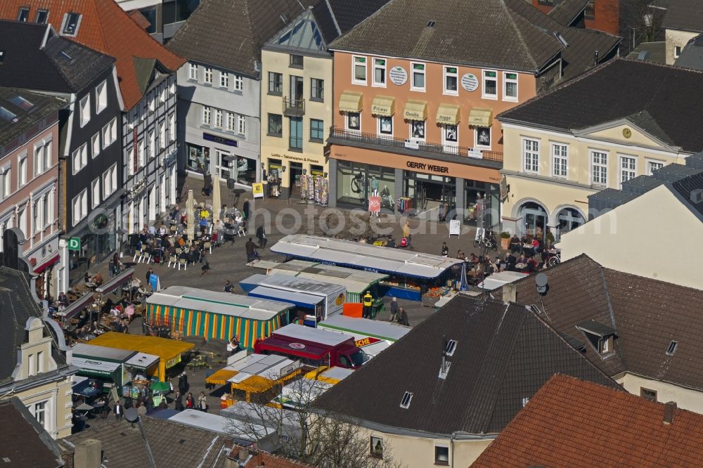 Unna from the bird's eye view: Historic houses on Unnaer market with well-attended restaurant at the market Unna in North Rhine-Westphalia NRW