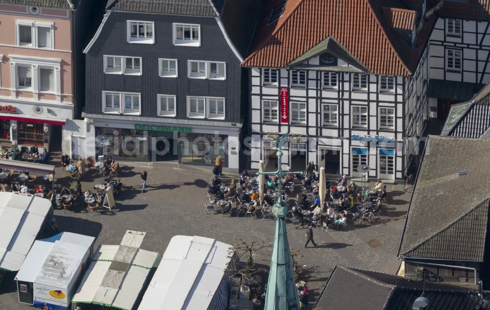 Aerial photograph Unna - Historic houses on Unnaer market with well-attended restaurant at the market Unna in North Rhine-Westphalia NRW