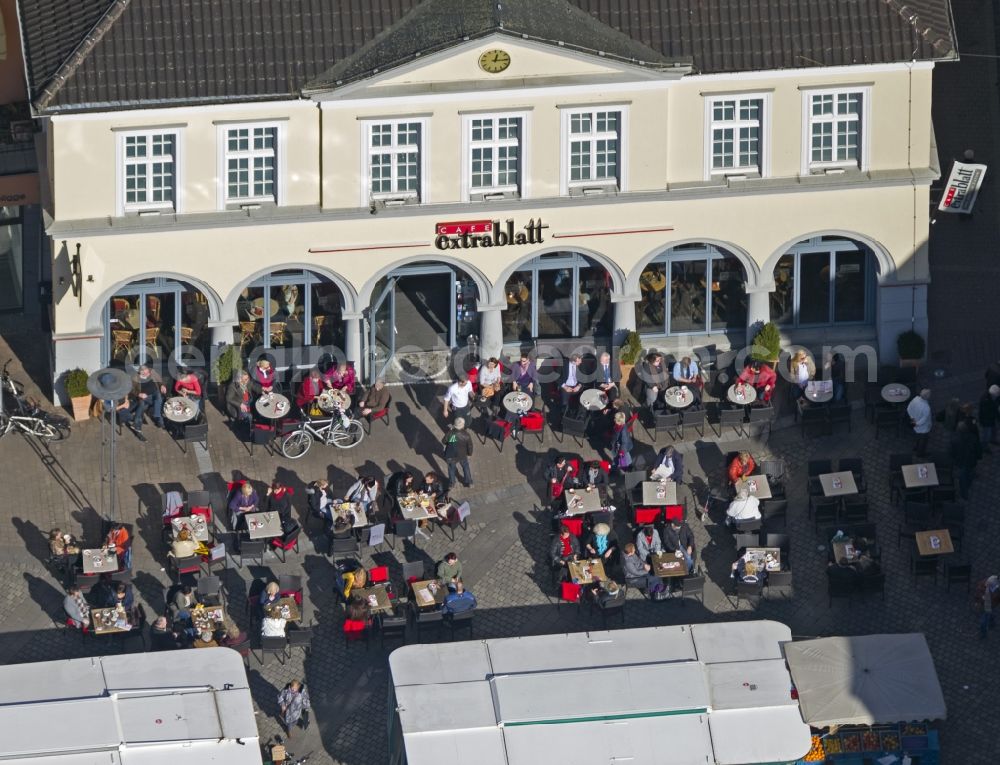 Aerial photograph Unna - Historic houses on Unnaer market with well-attended restaurant at the market Unna in North Rhine-Westphalia NRW