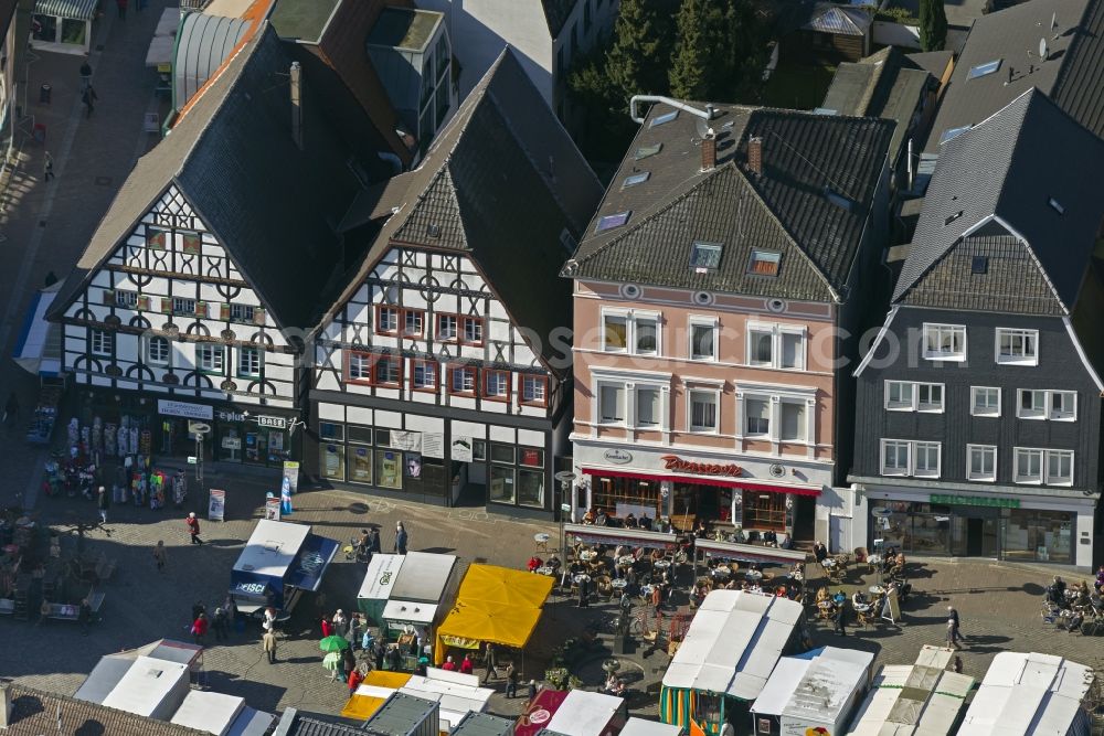 Unna from the bird's eye view: Historic houses on Unnaer market with well-attended restaurant at the market Unna in North Rhine-Westphalia NRW